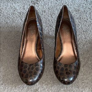 Life Stride Brown Croc-Embossed Heels